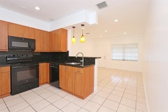 2746 SW 32nd Ct in Miami, FL - Building Photo - Building Photo