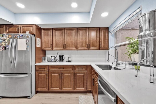 607 Village Lake Dr in Weston, FL - Building Photo - Building Photo
