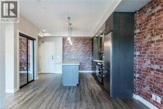 457 Plains Rd E in Burlington, ON - Building Photo - Building Photo