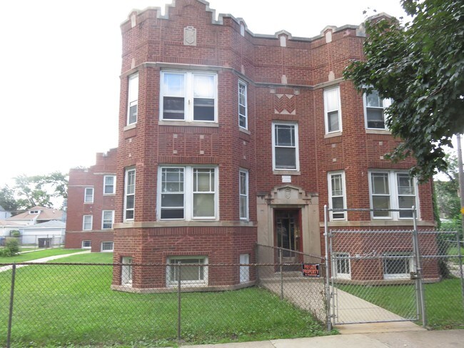 8739 S Racine Ave in Chicago, IL - Foto de edificio - Building Photo