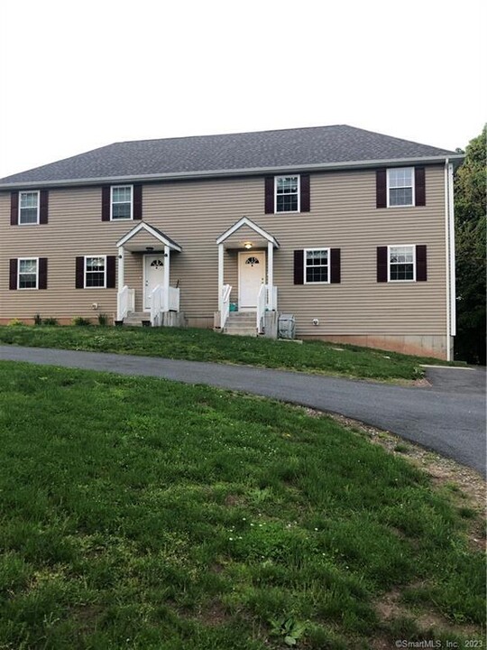 33 Dividend Rd in Rocky Hill, CT - Building Photo