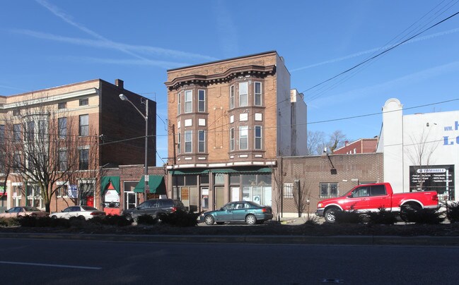 2411 Gilbert Ave in Cincinnati, OH - Building Photo - Building Photo