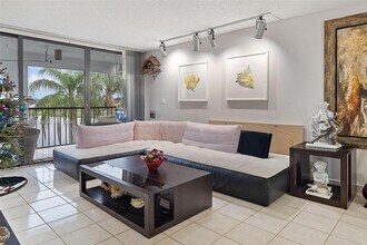 16401 Golf Club Rd, Unit 305 in Weston, FL - Building Photo - Building Photo