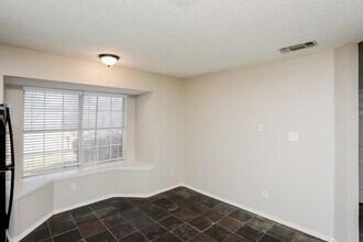 7112 Woodhinge Dr in Benbrook, TX - Foto de edificio - Building Photo