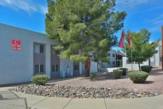 Mountain Lakes Apartments in Tucson, AZ - Building Photo - Building Photo