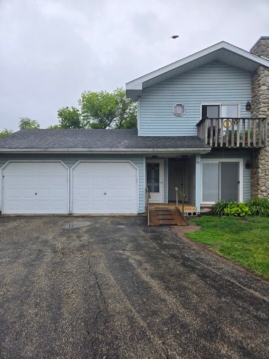 1567 W Stonehenge Dr in Sycamore, IL - Building Photo