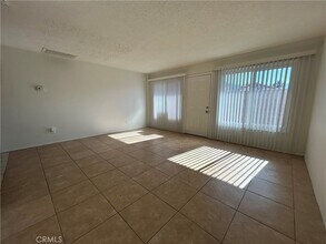 51049 Eisenhower Dr, Unit 2 in La Quinta, CA - Foto de edificio - Building Photo