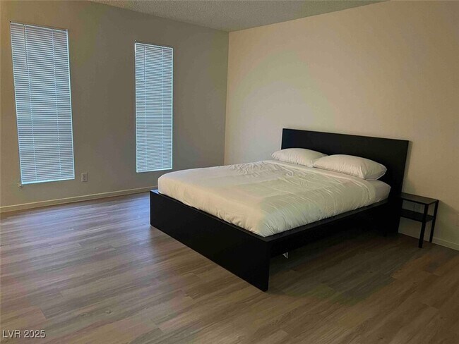 4640 Koval Ln in Las Vegas, NV - Building Photo - Building Photo