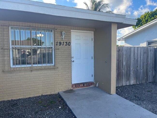 19130 SW 113th Pl in Miami, FL - Foto de edificio - Building Photo