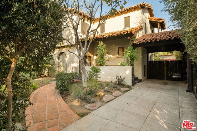 1632 N Orange Grove Ave in West Hollywood, CA - Building Photo - Building Photo