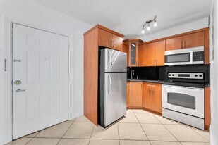 150 SW 10th St, Unit 3 in Miami, FL - Building Photo
