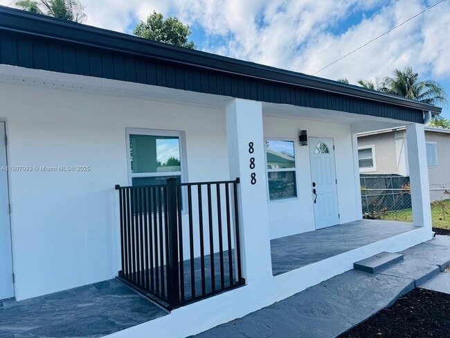 888 NW 104th St in Miami, FL - Building Photo - Building Photo