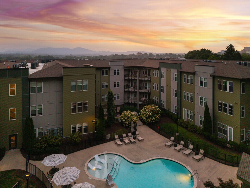 Beaucatcher Flats in Asheville, NC - Foto de edificio