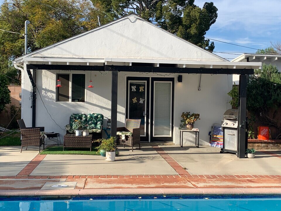 6271 Saloma Ave in Los Angeles, CA - Building Photo