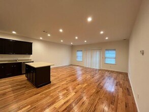 50 Sintsink Dr E in Port Washington, NY - Building Photo - Building Photo