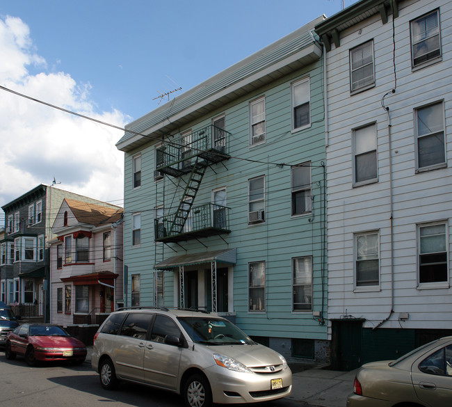 25-27 Warwick St in Newark, NJ - Foto de edificio - Building Photo