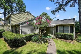 76 Sandalwood Cir in Lawrenceville, GA - Building Photo