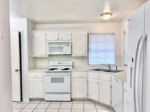 21326 Greenham Dr in Spring, TX - Building Photo - Building Photo