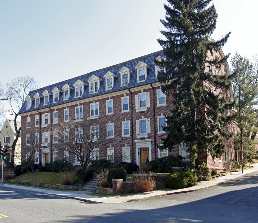 Standish Cabot Apartments in Bronxville, NY - Building Photo