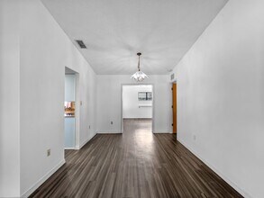 8429 Cypress Lake Cir in Sarasota, FL - Building Photo - Building Photo