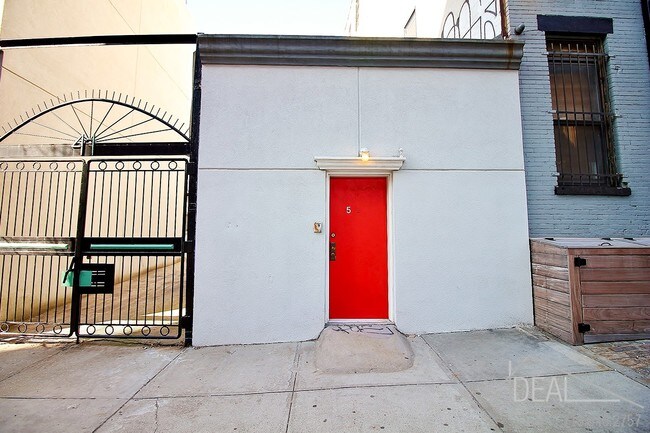41 S 5th St-Unit -5 in Brooklyn, NY - Building Photo - Building Photo