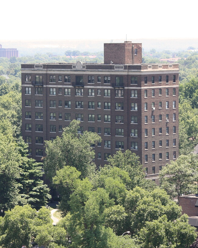 Adlon Condominiums in St. Louis, MO - Foto de edificio - Building Photo