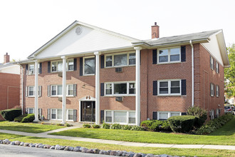 Colonial Court Apartments in Hickory Hills, IL - Building Photo - Building Photo