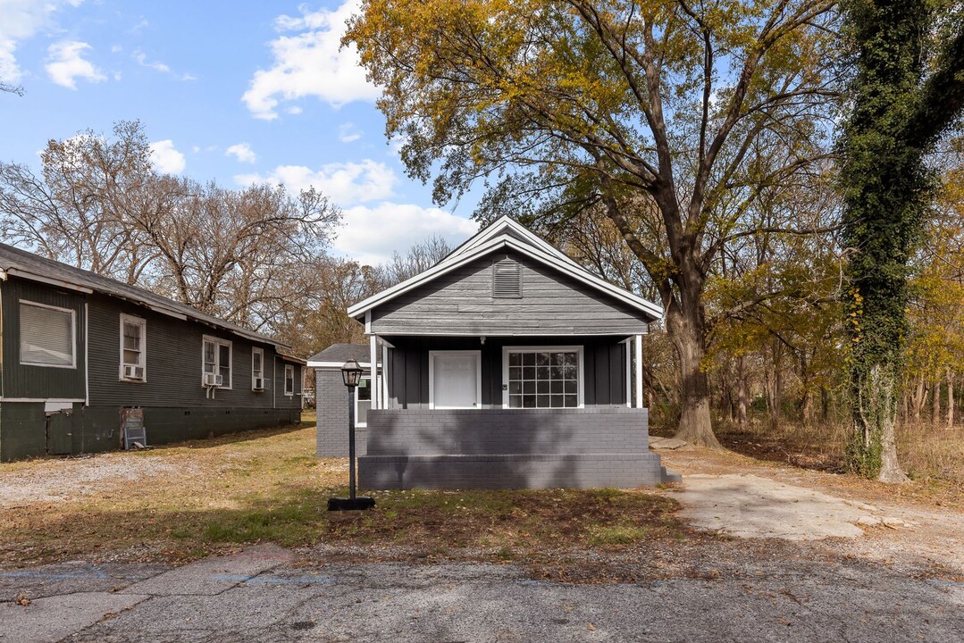 408 4th St in Forestdale, AL - Building Photo