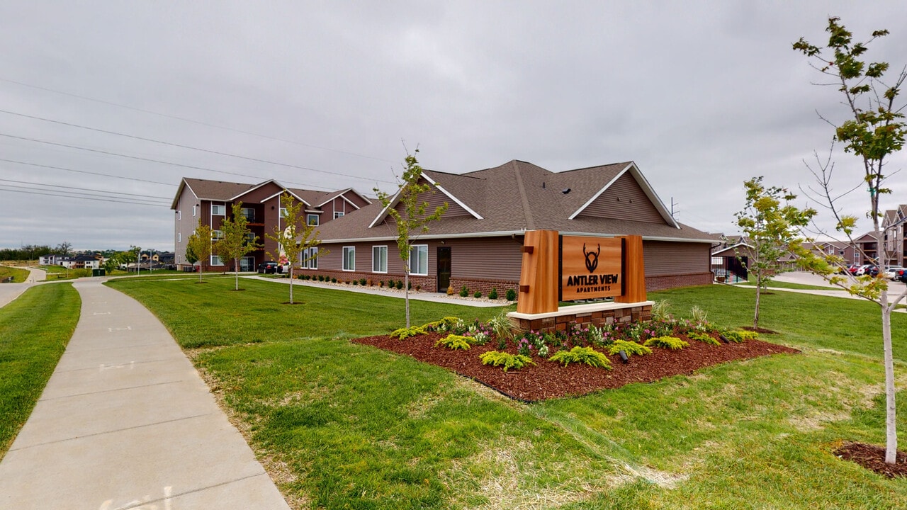 Antler View Apartments in Elkhorn, NE - Building Photo