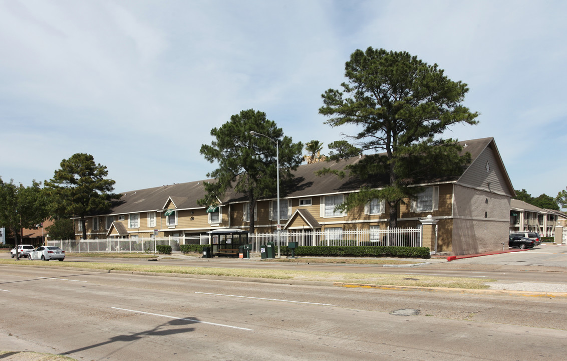 English Oaks in Houston, TX - Building Photo