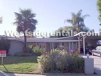 4721 Larkwood Ave, Unit 2 in Woodland Hills, CA - Foto de edificio