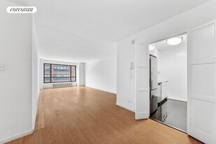 501 E 87th St in New York, NY - Building Photo
