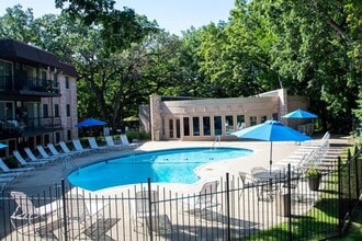 Creekwood Estates in Hopkins, MN - Building Photo - Building Photo