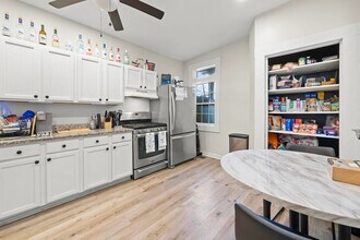 211 E 5th St, Unit 1 in Newport, KY - Foto de edificio - Building Photo