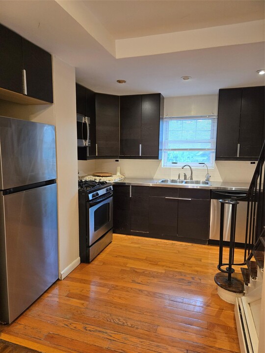 323 Centre Ave in New Rochelle, NY - Building Photo
