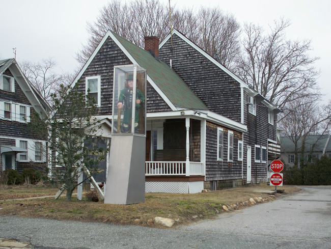 The Embassy in Hyannis, MA - Foto de edificio - Building Photo