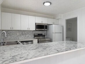 8360 NW 8th St in Miami, FL - Building Photo - Building Photo