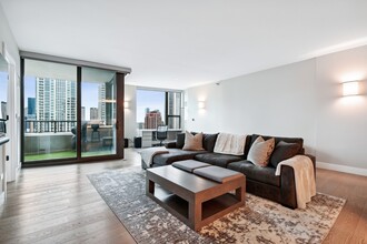 501 N Clinton St, Unit 204 in Chicago, IL - Building Photo - Building Photo