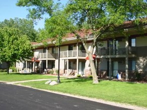 Cedar Crest in Middleton, WI - Foto de edificio - Building Photo