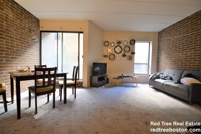 1856 Beacon St, Unit 2B in Brookline, MA - Building Photo - Building Photo