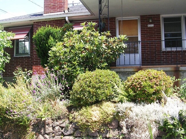 property at 6212-6212 NE Glisan St