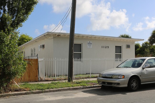1125 21st St in West Palm Beach, FL - Foto de edificio - Building Photo
