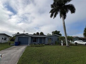 1735 Inlet Dr in North Fort Myers, FL - Building Photo