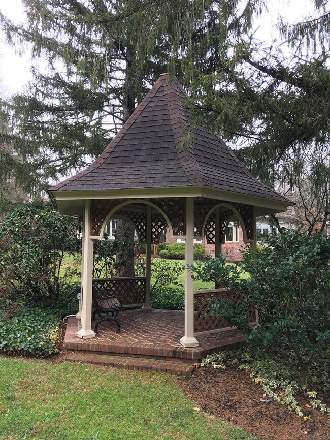 125 Glenbrook Dr in Hendersonville, NC - Building Photo - Building Photo