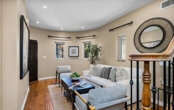 5748 Campo Walk in Long Beach, CA - Foto de edificio - Building Photo
