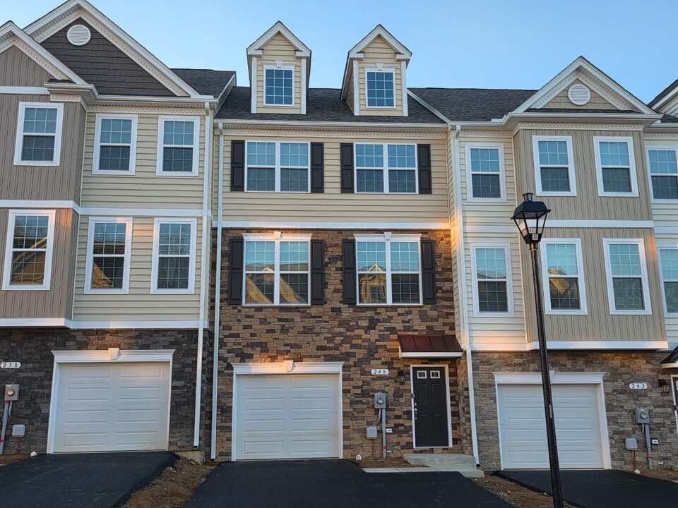 240 Sullivan Ln in Prince Frederick, MD - Building Photo