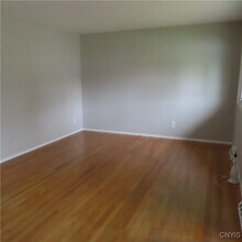 7843 Glenwood Dr N in Liverpool, NY - Building Photo - Building Photo