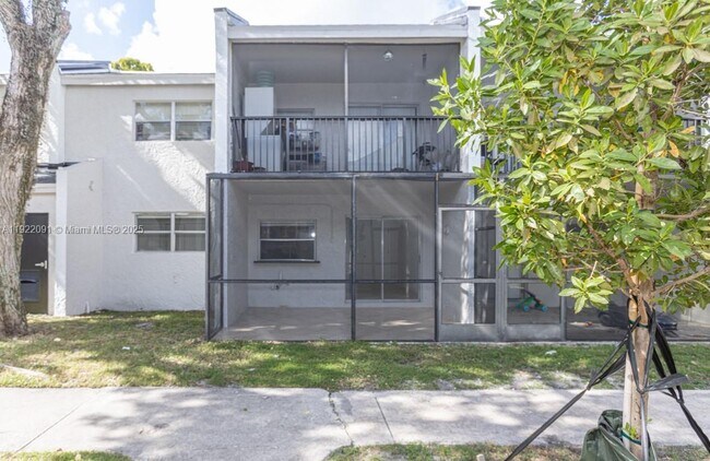 4415 Treehouse Ln in Tamarac, FL - Building Photo - Building Photo