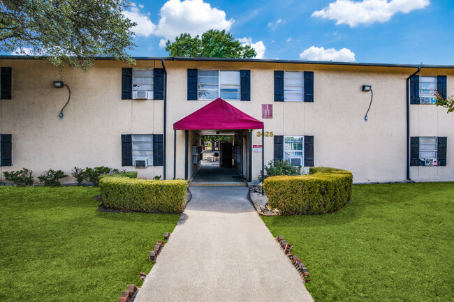 Courtyards at Gateway in Dallas, TX - Building Photo - Building Photo