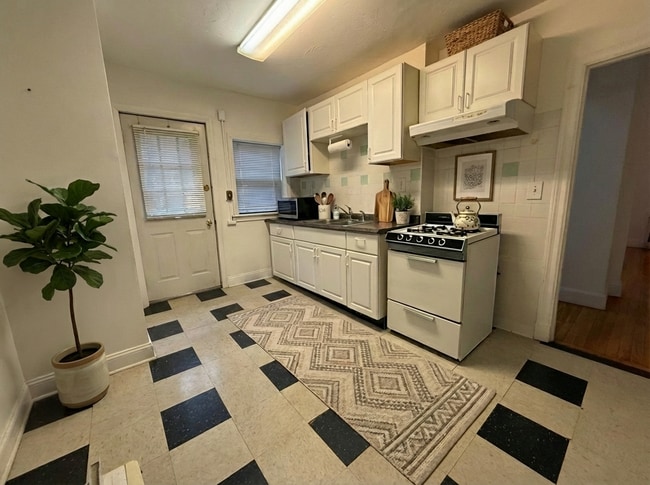 15 Beechcroft St, Unit 2 in Boston, MA - Building Photo - Building Photo